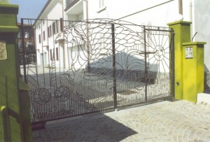 Particolare del cancello dedicato all'ippogrifo e disegnato da Nani tedeschi